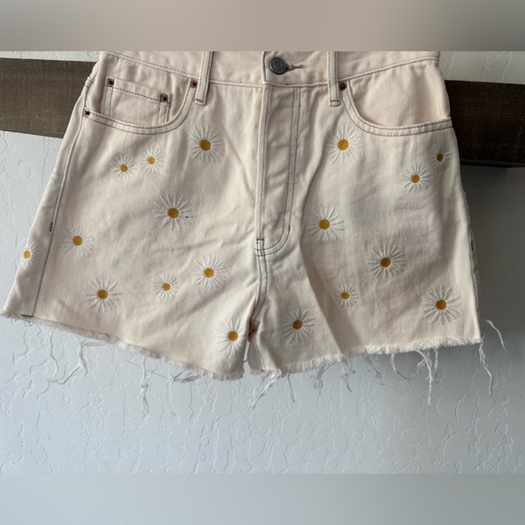 Pacsun|Floral daisy embroidered ultra high waisted vintage denim shorts in cream - Picture 5 of 15